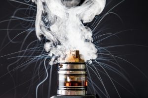 4 razones por las cuales su batería de iones de litio para el cigarrillo electrónico puede fallar y hacerle daño 