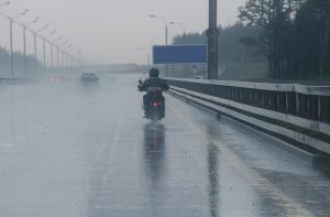 Incluso la lluvia ligera puede aumentar significativamente su probabilidad de un accidente fatal de motocicleta