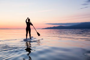 Estos 5 objetos pueden salvarle de ahogarse la próxima vez que practique el paddleboarding 
