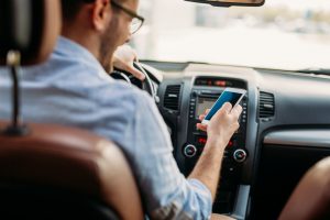 ¿Restringir el uso del celular al conducir hace que los conductores conduzcan de manera más segura?