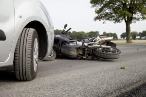 Los siguientes factores pueden convertir un accidente de moto menor en un accidente de moto fatal