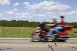 ¿Qué pasó cuando Michigan derogó parcialmente su ley universal del uso de cascos para motocicletas?