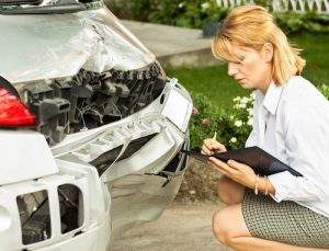 Seis elementos que un experto en reconstrucción de accidentes puede usar para determinar los hechos sobre un accidente de coche