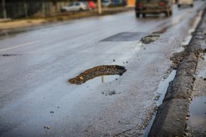 ¿El gobierno puede ser considerado responsable de los daños a la propiedad y las lesiones causadas por malas condiciones de la carretera?