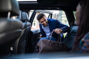 Siga estos tres consejos para cuidar su seguridad lo más posible en un viaje compartido o en un taxi