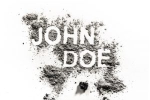 ¿Se puede demandar a un acusado desconocido tipo "John Doe" o "Jane Doe" en un caso de lesiones personales de California? 