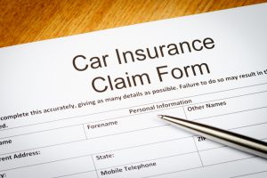 Obtenga respuestas a preguntas comunes sobre cómo presentar un reclamo a una compañía de seguros de vehículos de California