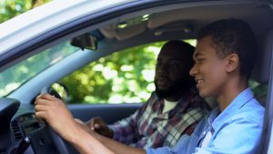 Aprenda qué vehículos son las opciones más seguras para su conductor adolescente de California