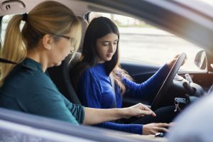 ¿Los últimos avances en tecnología de conducción impiden que los conductores adolescentes de California entiendan los conceptos básicos de la conducción?