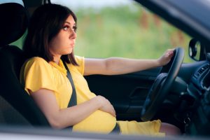Las conductoras embarazadas en California se enfrentan a graves peligros de los que podrían no estar al tanto