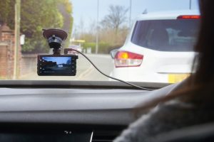 Descubra lo que una dashcam podría grabar si tiene un accidente de coche en California