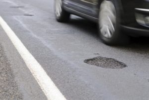 Cómo presentar un reclamo por lesiones debidas a las condiciones peligrosas de la carretera en California