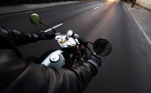 Conocer las causas más comunes de los accidentes de moto puede ayudarlo a mejorar su seguridad en la carretera