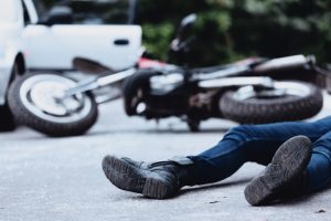 Las carreteras no son seguras para los motoristas: Descubra cómo las grietas pueden causar lesiones graves