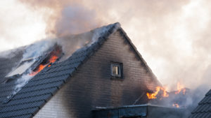 ¿Cuál es la responsabilidad del propietario de una vivienda para prevenir un incendio en la casa? Conozca las principales causas y cómo evitarlas 