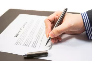 Firmar exenciones y lesionarse: ¿Tiene opciones para demandar si usted ha firmado una exención?