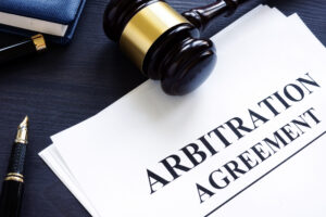 Sepa por qué los acuerdos de arbitraje pueden ser tan perjudiciales para una demanda por lesiones personales por abuso de ancianos