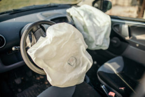 Las bolsas de aire no siempre se despliegan en los accidentes de coche: aprenda cómo un abogado de lesiones personales puede ayudarle si esto le sucede