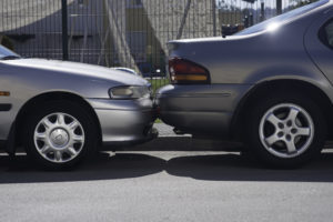 Puede ser un desafío determinar el derecho de paso en un estacionamiento después de un accidente automovilístico
