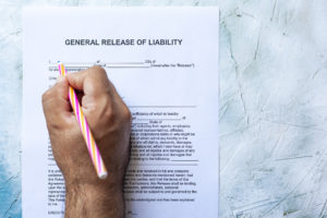 ¿Firmar una exención de responsabilidad legal significa que no puede demandar por daños y perjuicios?
