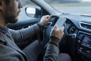Los mensajes de texto son solo un ejemplo de conducción distraída: aprenda qué hacer si se lesiona en un accidente por conducción distraída
