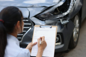 Es posible que usted aún tenga derecho legal a demandar, incluso si el informe policial indica que usted tuvo la culpa de un accidente de coche