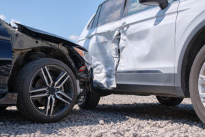 ¿Debería presentar una demanda por lesiones personales por un accidente de coche en el que estuvo involucrado? Conozca los factores a considerar para tomar la decisión correcta