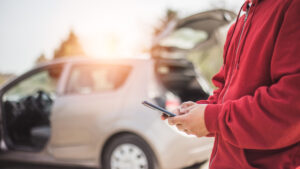 ¿Los teléfonos celulares siempre son peligrosos para los conductores? Conozca situaciones en las que pueden ser muy útiles en caso de un accidente de coche
